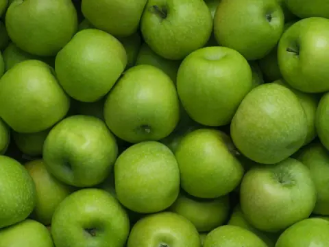 Manzanas verdes cosechadas y agrupadas por calibre