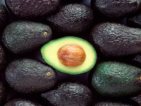Paltas Hass y una palta cortada por la mitad