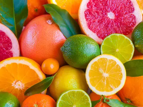 Naranjas, limones y mandarinas frescas cortadas y enteras